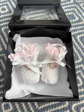 Sarah Louise White Baby Booties with Pink Trim and Rose Embroidery | size 0-6 m